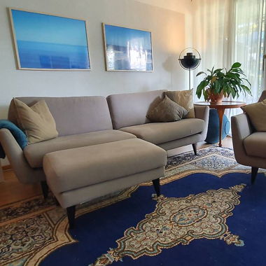 Graue Couch, Hocker, Sessel im 50's Style
