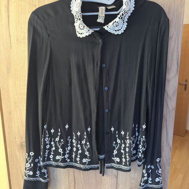 Blouse noire à col en dentelle