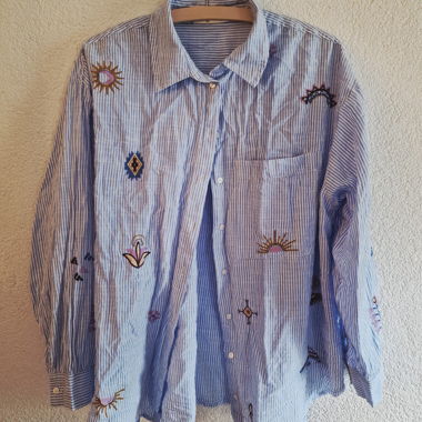 Chemise à rayures brodée