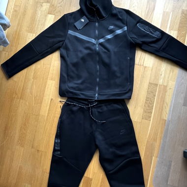 Nike tech noir