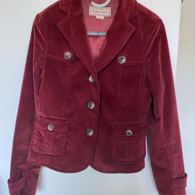 Bordeauxrote Cordjacke