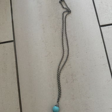 Kette mit türkisfarbenem Anhänger