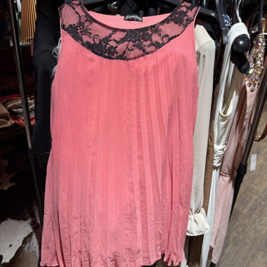 Top rose en dentelle