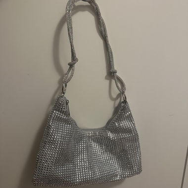 Sac à main argenté en strass
