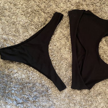Schwarzes Bikini-Set mit Underboob Ausschnitt