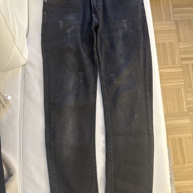 Jeans scuri con look usato