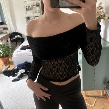 Schwarzes Spitzen-Top mit Carmen-Ausschnitt