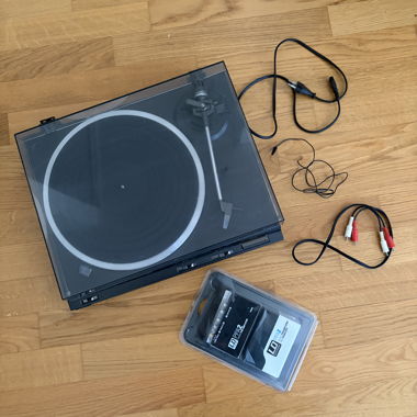 Technics SL-DD33 turntable with cables