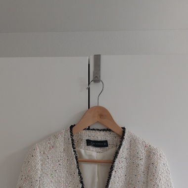 Creme-farbende Tweed Jacke mit bunten Pailleten 