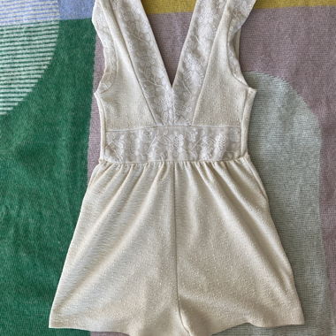 Combinaison courte en dentelle blanche