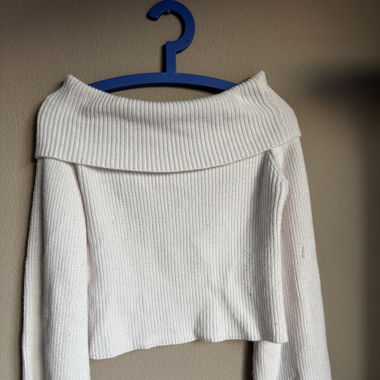 Maglione scollato sulle spalle