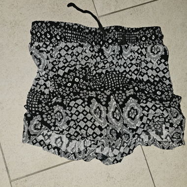 Gemusterte Damen-Shorts schwarz/weiss