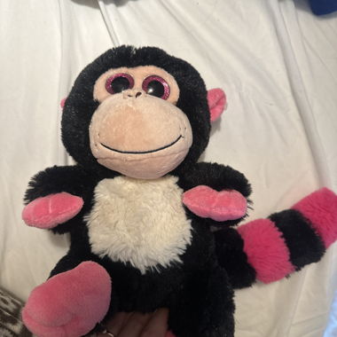 Pecora di peluche con accenti rosa