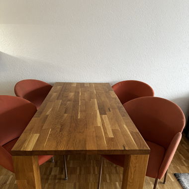 Tisch und Stühle