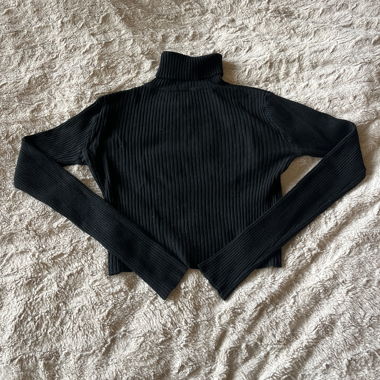 Crop top nero a coste con collo alto