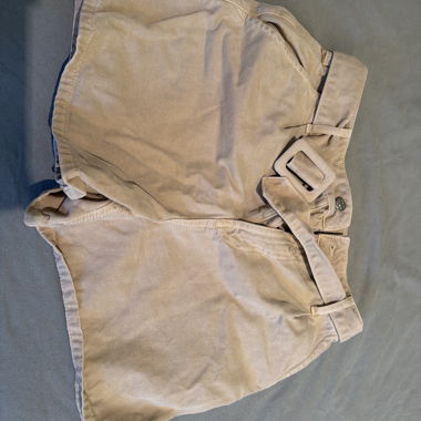 Short beige shorts