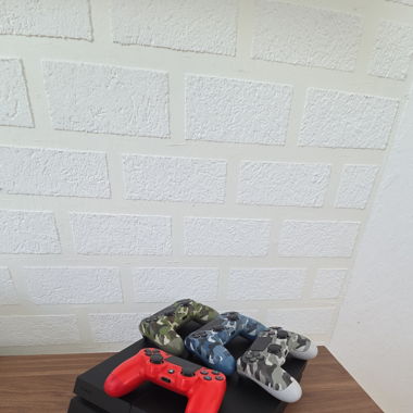 Ps4 4 manettes 4 jeux inclus