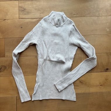 cremefarbener Strickpullover