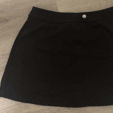 Schwarzer Tennisrock mit integrierter Hose