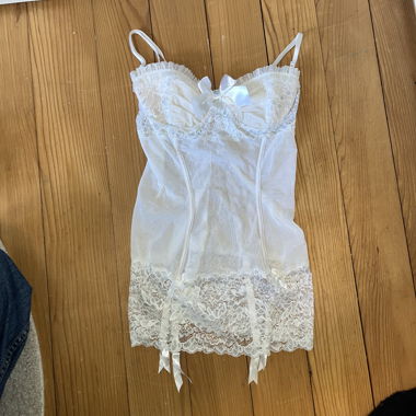 Haut en dentelle blanche