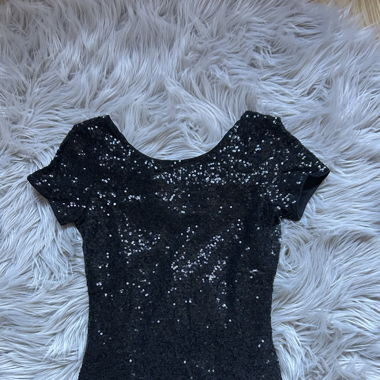 Schwarzes T-Shirt mit Pailletten