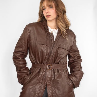 Veste en cuir marron avec ceinture à nouer