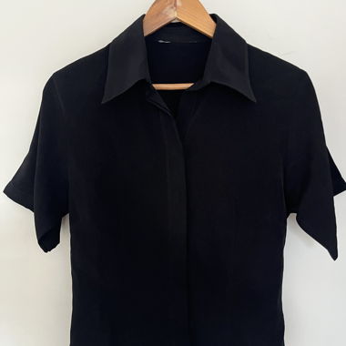 Schwarze kurzärmelige Bluse