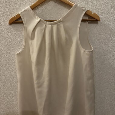 Top senza maniche crema plissettato davanti