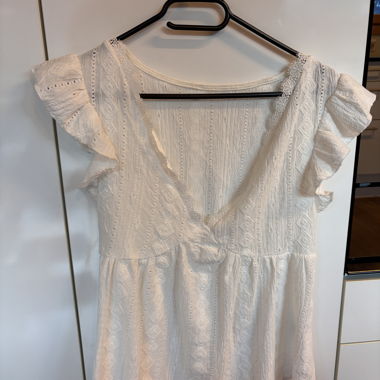 White lace tunic with ruffle sleeves