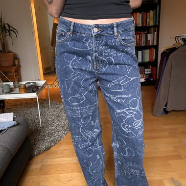 Jeans baggy avec imprimé Mickey Mouse