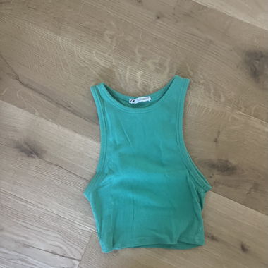 Grünes Top