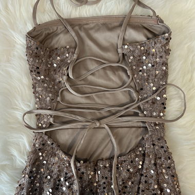 Robe à sequins et perles pour remise de diplôme ou mariage
