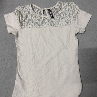 T-shirt court en dentelle couleur crème