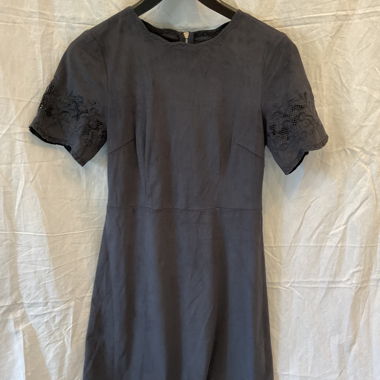 Dunkelgraues Kurzarmkleid mit Spitzenärmeln