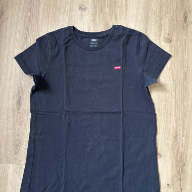 Schwarzes Levi’s T-Shirt mit rotem Logo