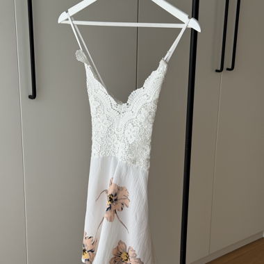 Weisser Spitzen-Jumpsuit mit Blumenshorts