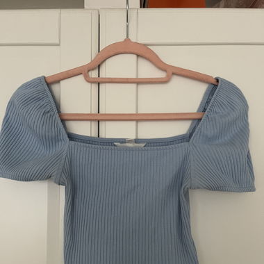 Hellblaues Croptop