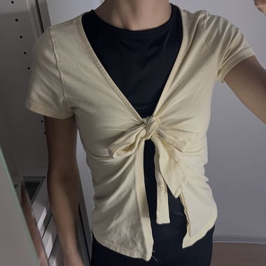 T-shirt giallo chiaro con occhiello