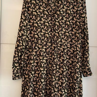 Robe fleurie avec ruban de taille