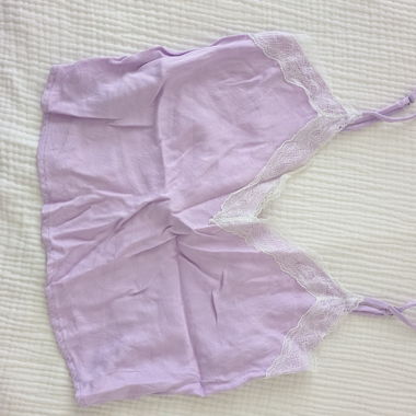 Top in pizzo viola con spalline
