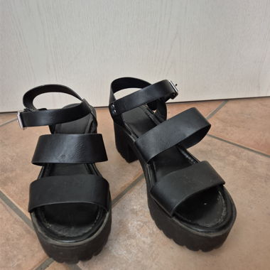 Sandali neri con tacco