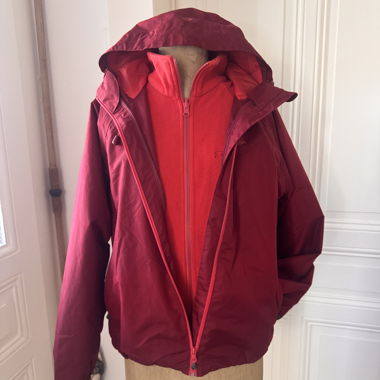 Bordeauxrote wasserfeste Jacke mit Fleece