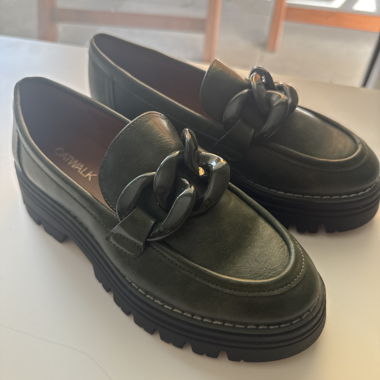 Olivgrüne Loafer