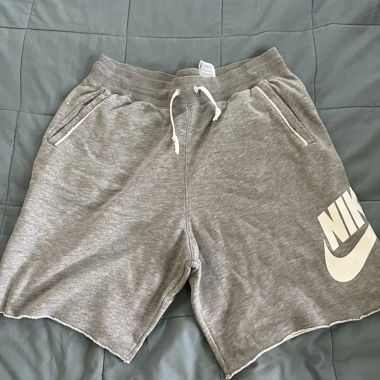 Short Nike gris