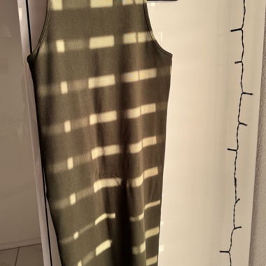 Khakifarbenes ärmelloses Kleid
