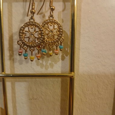 Boucles d’oreilles dorées avec perles colorées