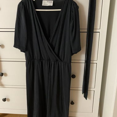 Schwarzes Wickelkleid