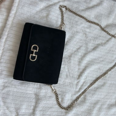Schwarze Schulterhandtasche mit Golddetail