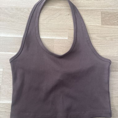 Top halter a coste marrone