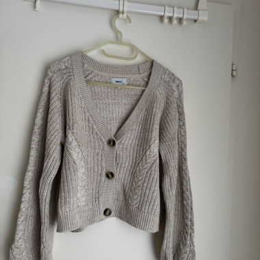 Maglione di maglia con bottoni
